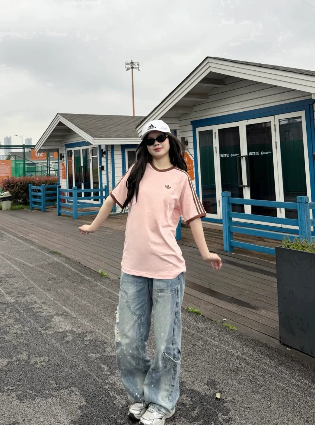 No watermark upper body rendering 𝟬𝟱𝟭𝟰𝟴# Exclusive real shot/difference between various stolen pictures and online version on the market [𝗔𝗗𝗜𝗗𝗔𝗦 Adidas Clover Classic Embroidered Couple Round Neck Short Sleeve 𝗧 Shirt] ✅Full set of 1:1 customized accessories ➕Customized three-label ➕𝗬𝘂𝗮𝗻 version hang tag ➕𝗹𝗼𝗴𝗼 packaging bag 🔥 ➕Scan the tag to enter the official website. ✅Top Original version, ins Xiaohongshu has many bloggers wearing it. Clover's latest 5-color T is really Korean casual style ➕Classic Versatile❤️ Skin-friendly and Breathable, super comfortable for daily wear. The clover logo on the chest is very recognizable. 3D three-dimensional tailoring. The upper body is crisp and stylish. The fit is loose. It covers the flesh and makes you slim. It perfectly modifies the figure. The full set of accessories is customized in a one-to-one mold, striving for excellence. Good Quality is never just talk! Color: White Pink Light Gray Green Black Tibetan Blue Size: S M L XL XXL